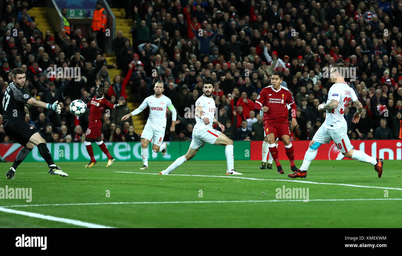 Le centre de Liverpool, Roberto Firmino (deuxième à droite) marque son troisième but de côtés du jeu pendant la Ligue des Champions, Groupe E match à Anfield, Liverpool. Banque D'Images