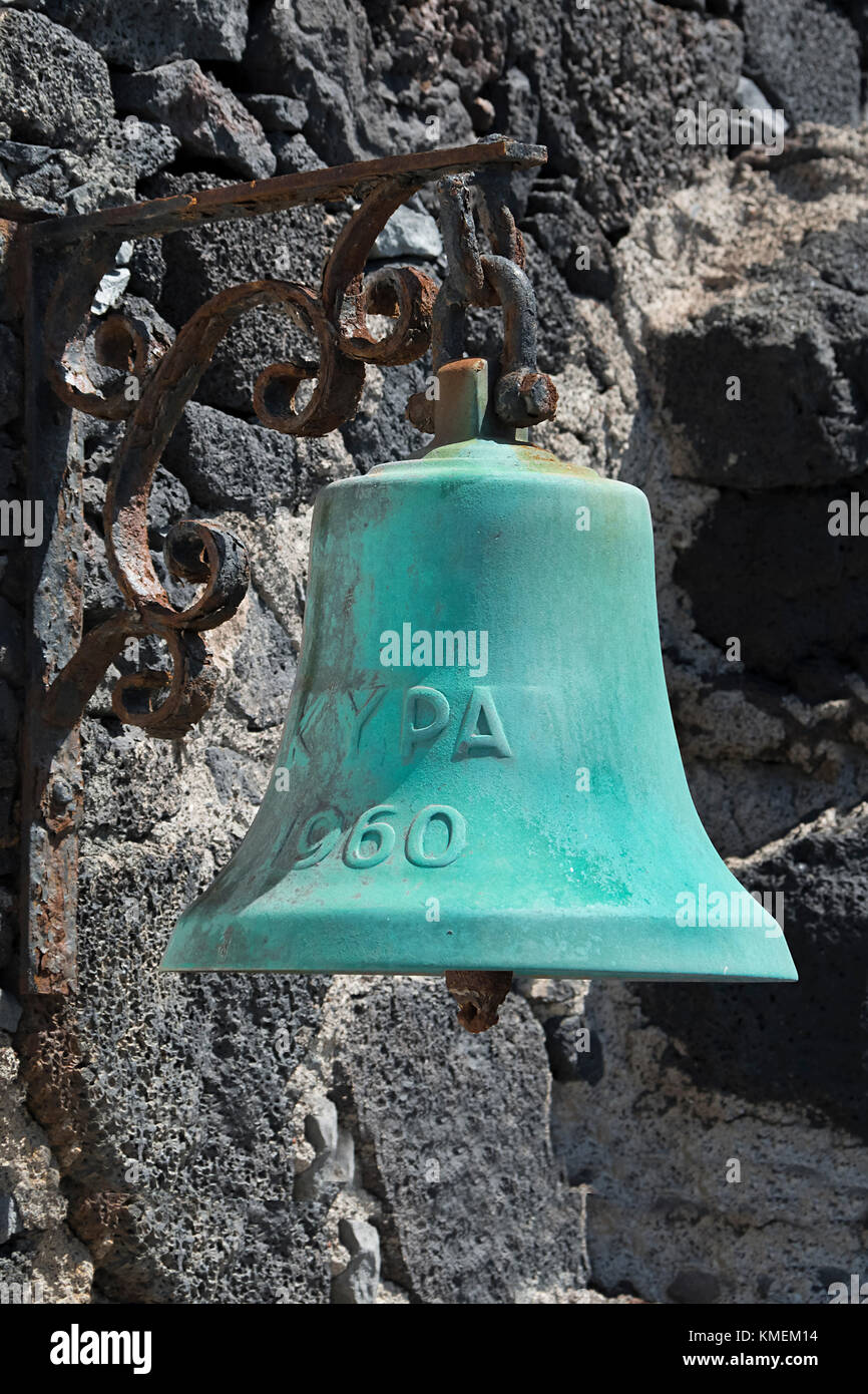 Ancienne cloche marine sur un mur en pierre Banque D'Images