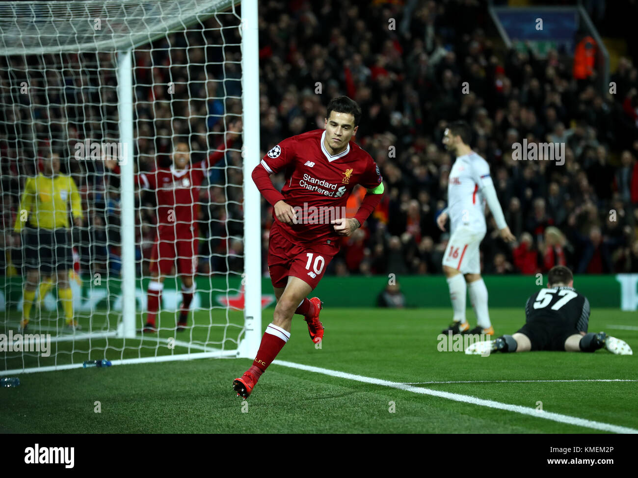 Philippe Coutinho de Liverpool fête marquant son deuxième but de côtés du jeu pendant la Ligue des Champions, Groupe E match à Anfield, Liverpool. Banque D'Images