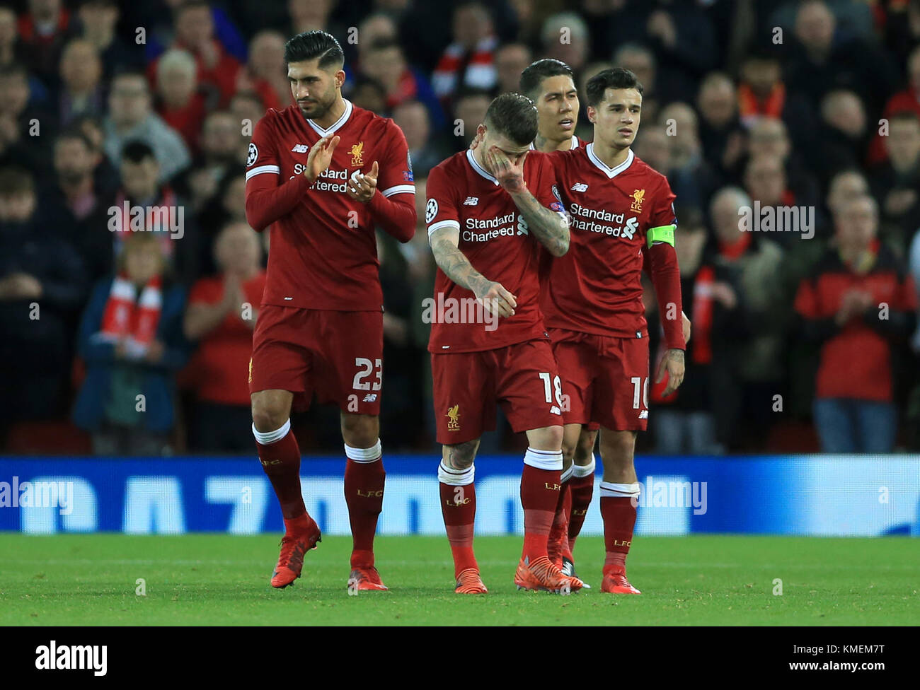 Le centre de Liverpool, Alberto Moreno (deuxième à gauche) est subsituted après réception d'une blessure au cours de la Ligue des Champions, Groupe E match à Anfield, Liverpool. Banque D'Images