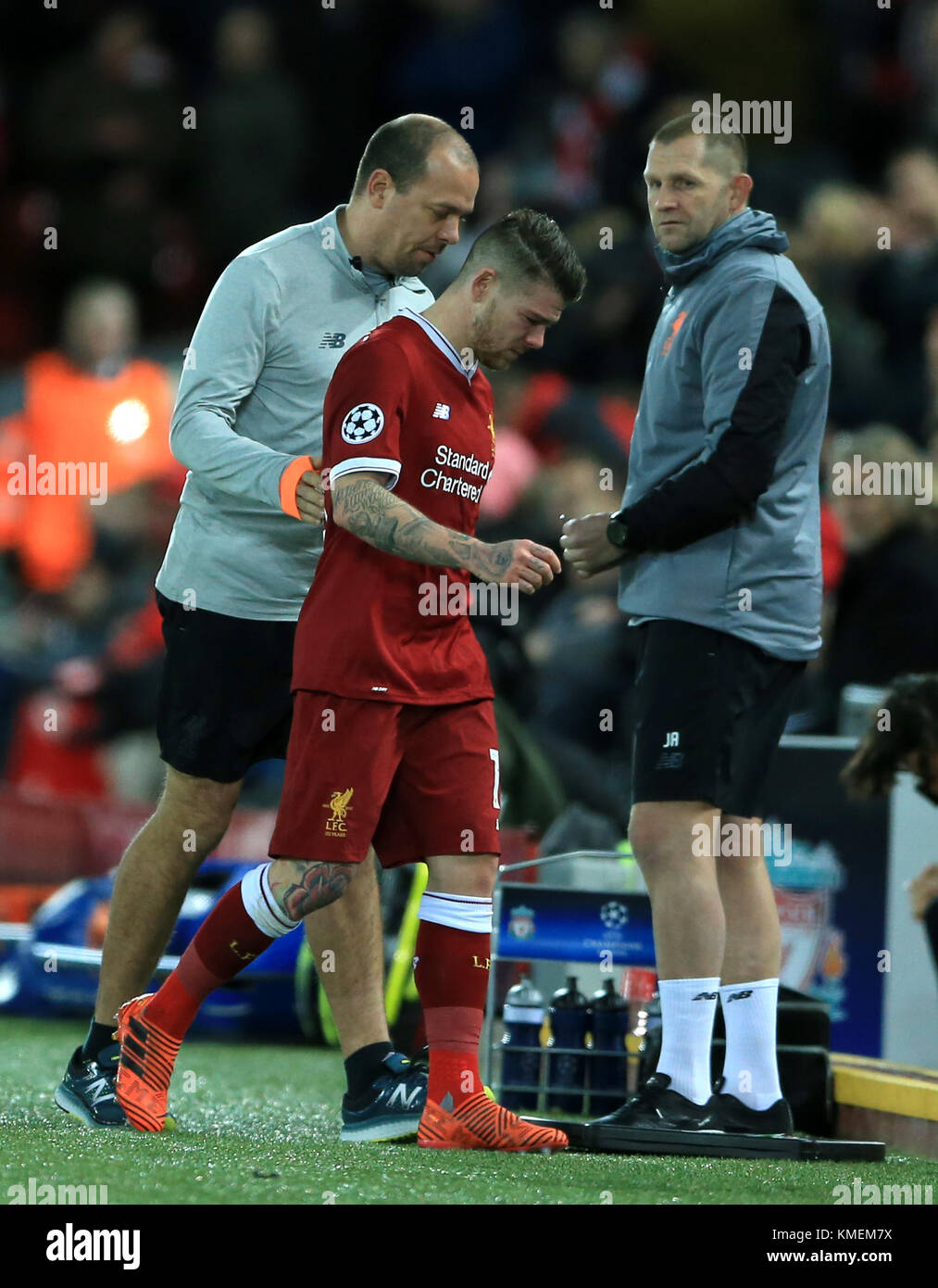 Le centre de Liverpool, Alberto Moreno est subsituted après réception d'une blessure au cours de la Ligue des Champions, Groupe E match à Anfield, Liverpool. Banque D'Images