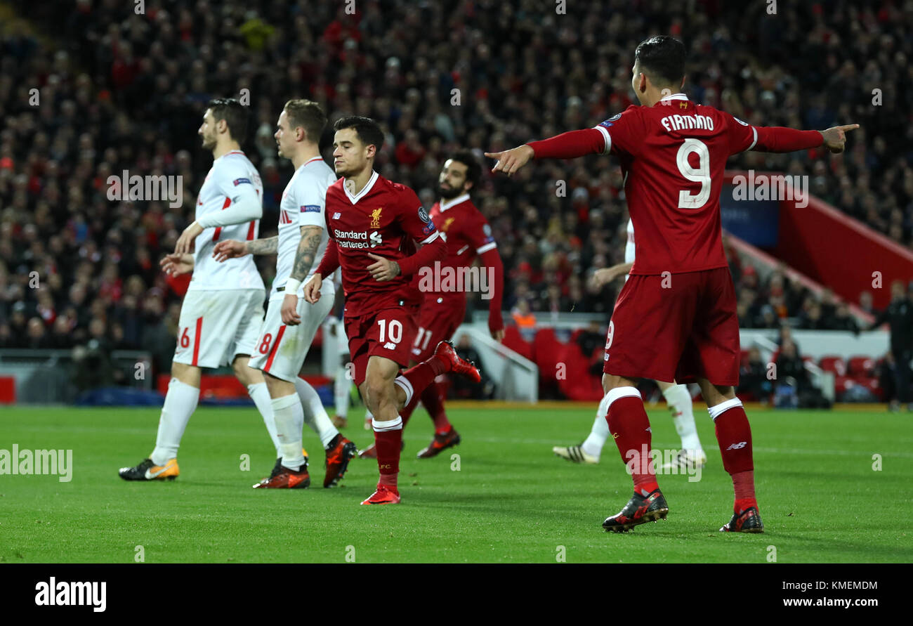 Le centre de Liverpool, Philippe Coutinho (centre) célèbre marquant son cinquième but côtés pendant la Ligue des Champions, Groupe E match à Anfield, Liverpool. Banque D'Images