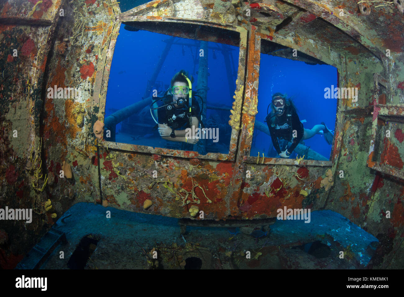 Les non-plongeurs windows sur pont de l'uss kittiwake Banque D'Images