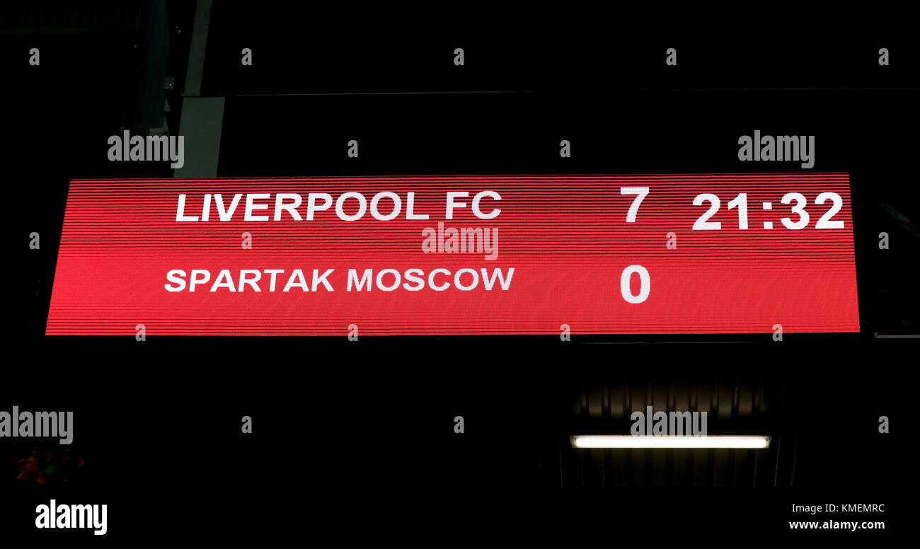 Le tableau des scores affiche le score final après la Ligue des Champions, Groupe E match à Anfield, Liverpool. Banque D'Images