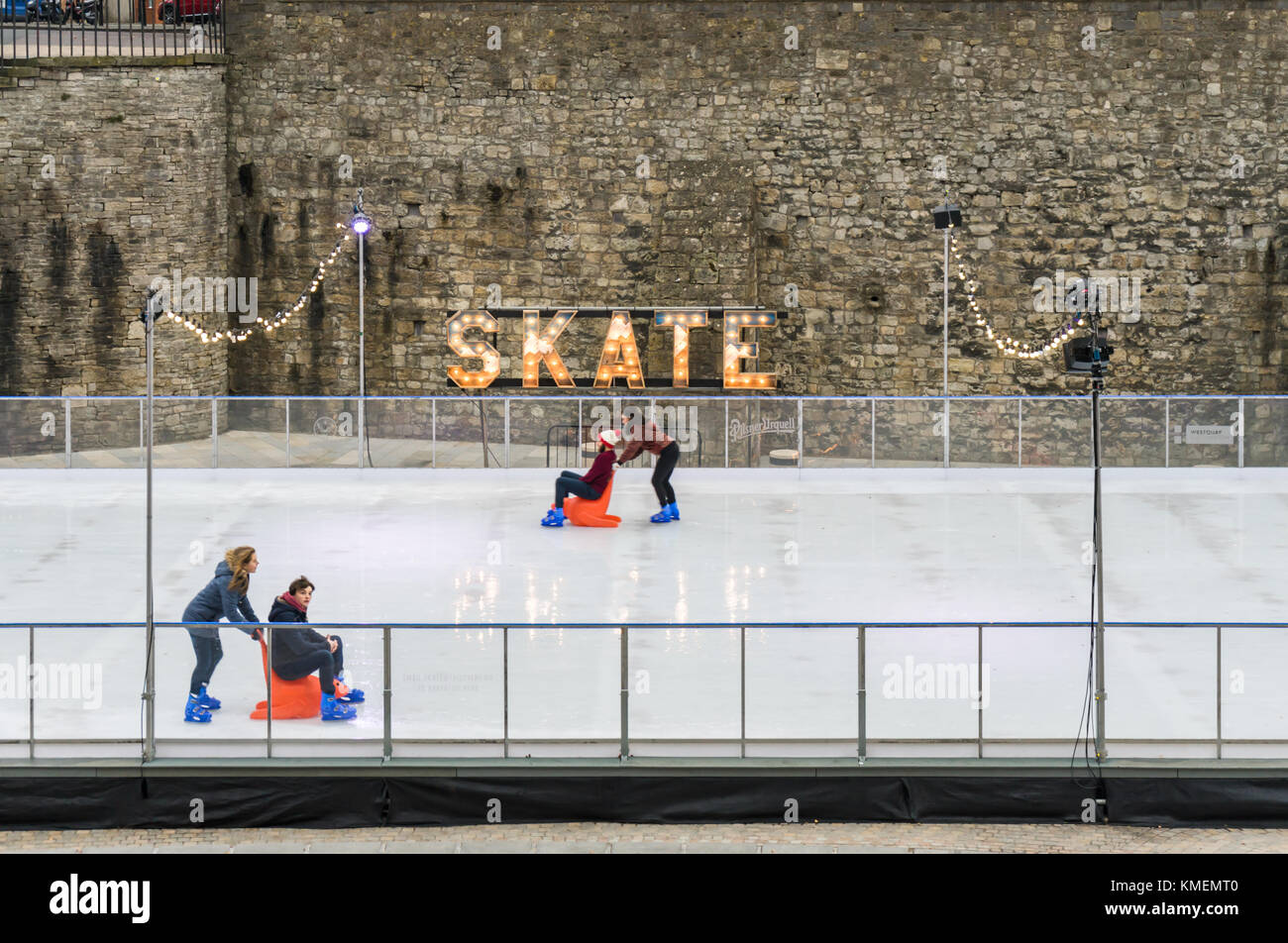 Les gens du patin à glace sur la patinoire de Westquay Southampton Skate dans l'esplanade de Westquay Sud, 2017, Southampton, England, UK Banque D'Images