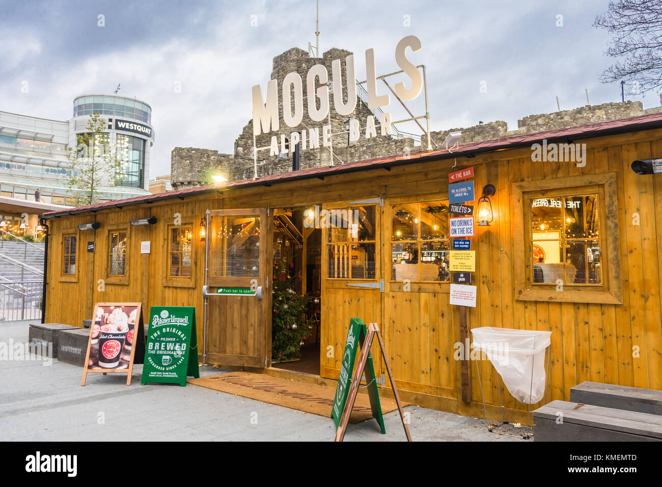 Moguls Bar de style alpin temporairement érigé au centre-ville de Southampton dans le cadre des festivités de Noël de 2017, Southampton, Angleterre, Royaume-Uni Banque D'Images