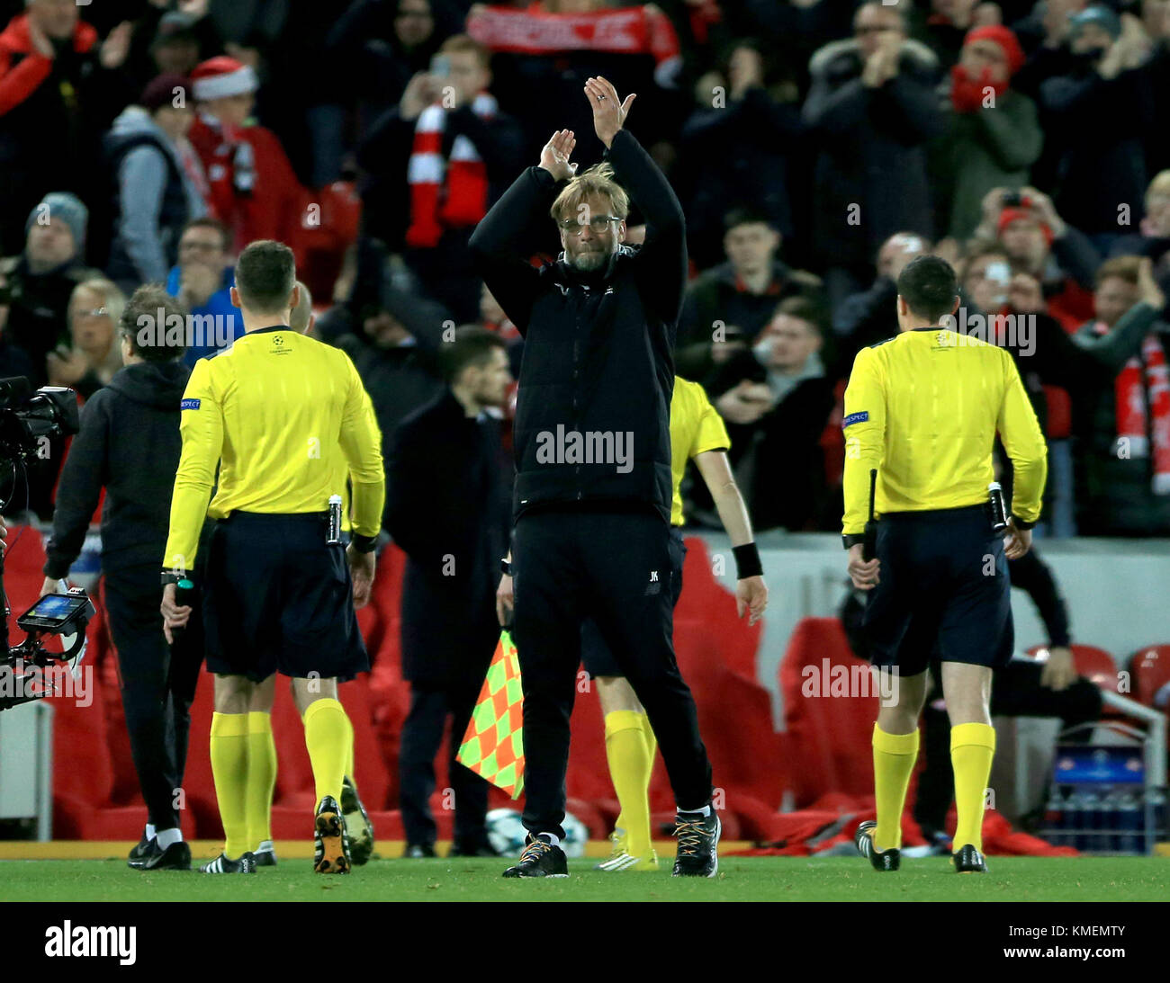 Manager de Liverpool Jurgen Klopp appaluds les fans après la Ligue des Champions, Groupe E match à Anfield, Liverpool. Banque D'Images