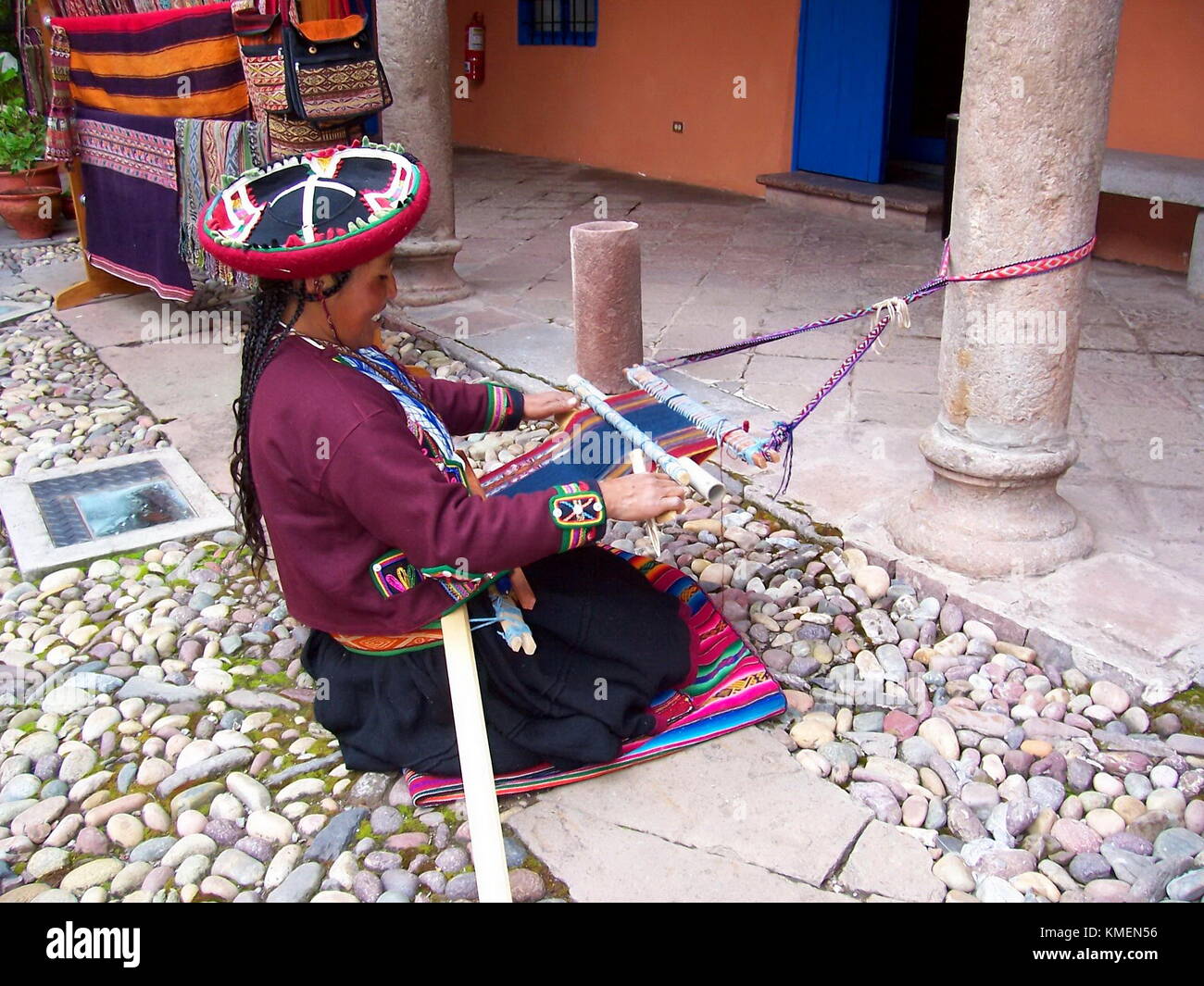 Cusco, Pérou, 4 janvier 2007 : femme quechua tissant à la main des textiles à Cusco, Pérou. Banque D'Images