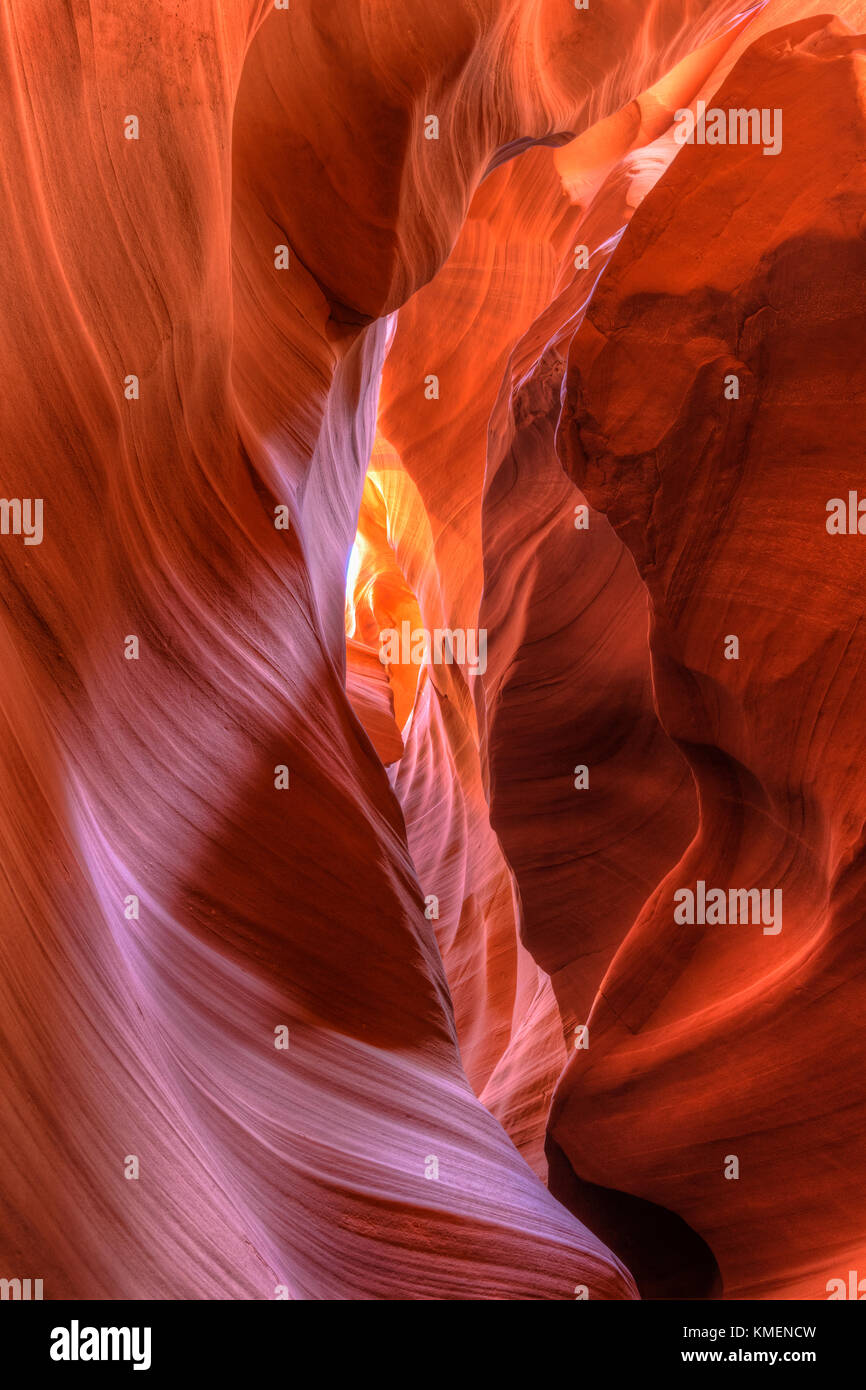 Des couches striées et tordues de murs en grès rouge de Upper Antelope Canyon illuminées de lumière diffuse sombre à page, Arizona. Banque D'Images