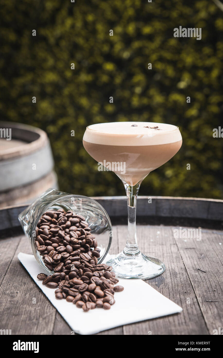 Espresso martini dans l'arrière-cour sur barelle rustique en bois Banque D'Images