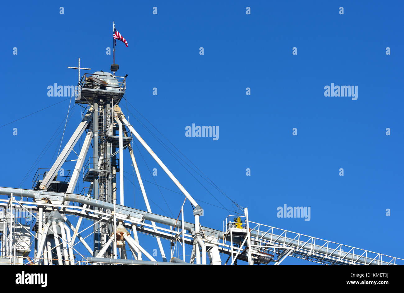 Washington Ferndale Grainery avec une croix et un drapeau des États-Unis au sommet. Banque D'Images