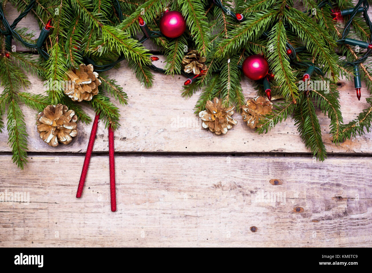 Branches de l'arbre de Noël avec des décorations. Fond de bois Banque D'Images Branches de l'arbre de Noël avec des décorations. Fond de bois Banque D'Images