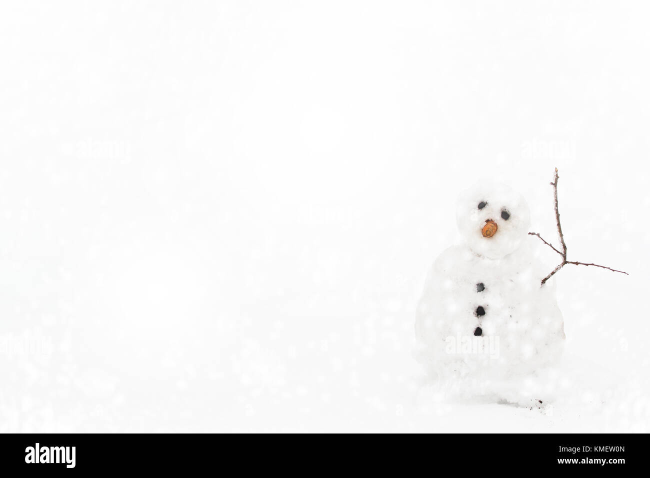 Bonhomme de neige en hiver paysage. Joyeux Noël carte. Banque D'Images