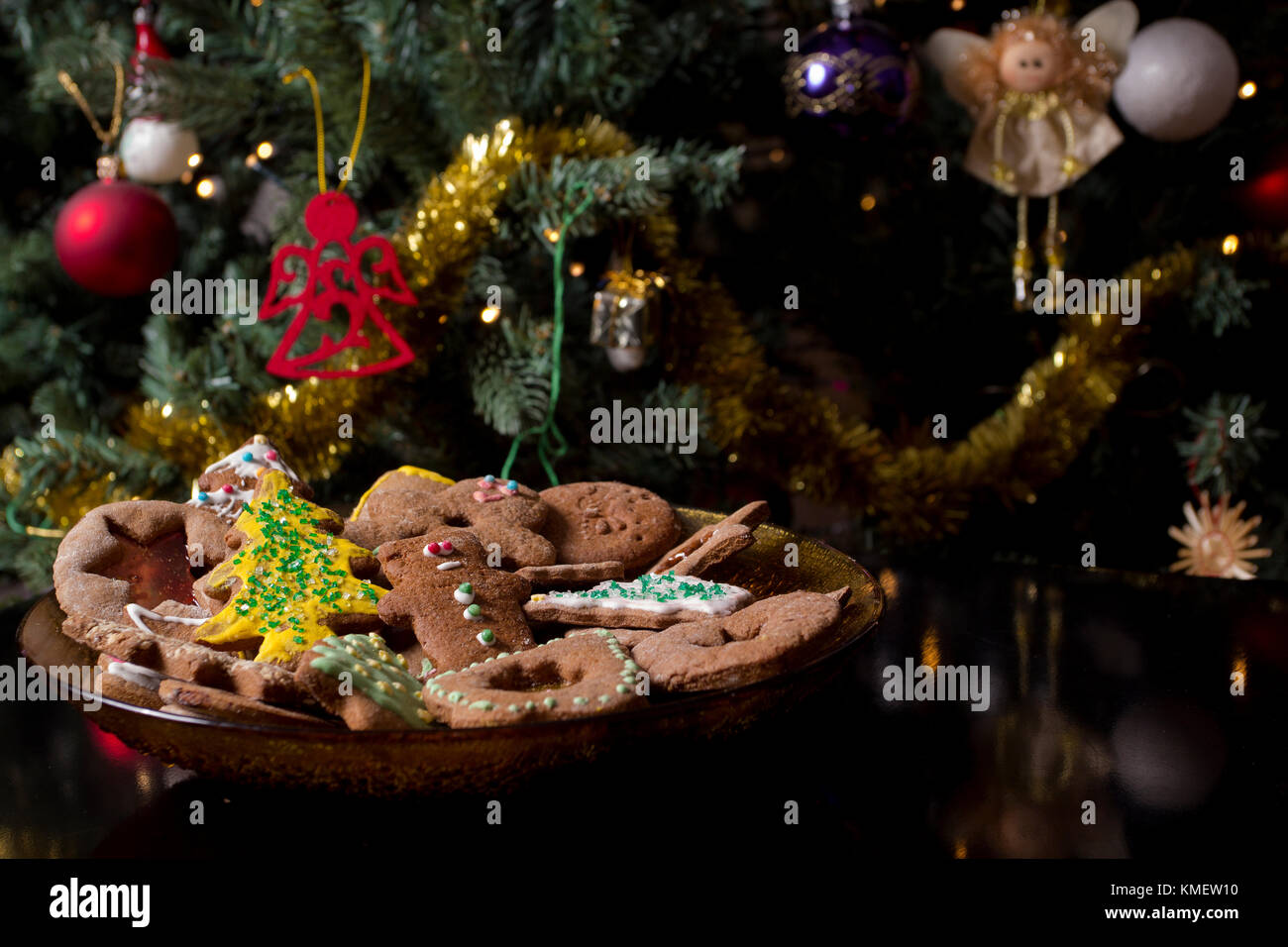 Assiette de pains d'arbre de Noël fait maison avec Banque D'Images