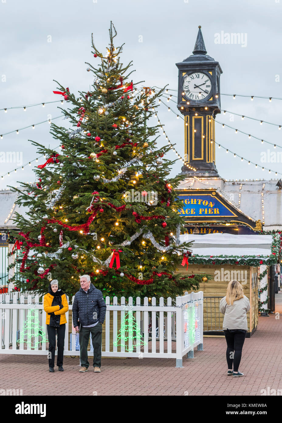 Arbre de Noël illuminé à l'entrée de la jetée de Brighton à Brighton, East Sussex, Angleterre, Royaume-Uni, en décembre 2017. Arbre de Noël avec des lumières. Banque D'Images