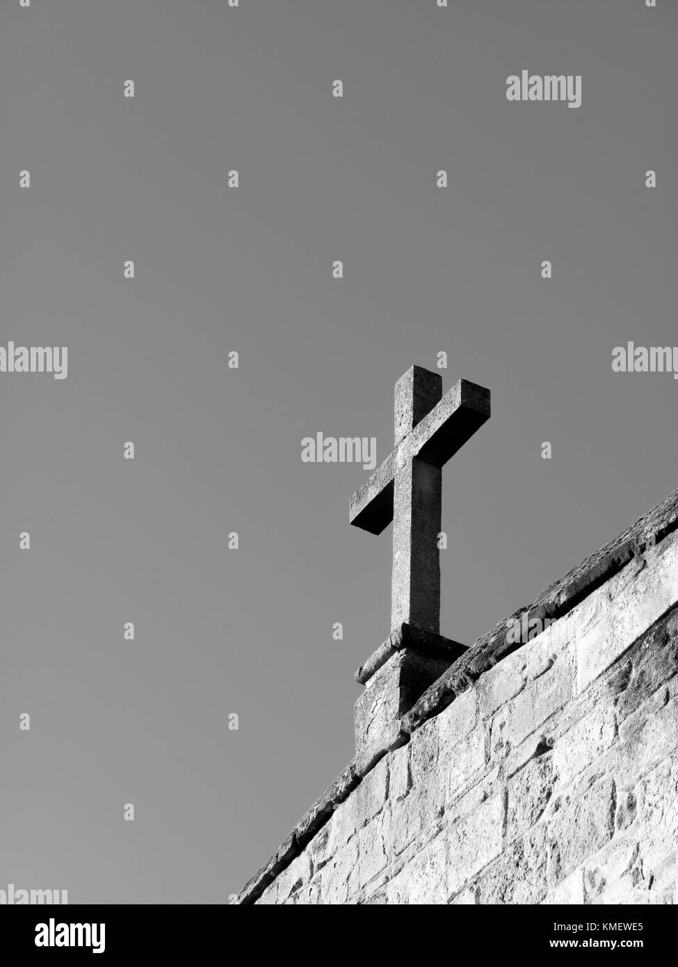 Croix chrétienne sculpté sur l'abbaye de Romsey, qui était auparavant un couvent bénédictin, l'espace pour copier du texte Banque D'Images