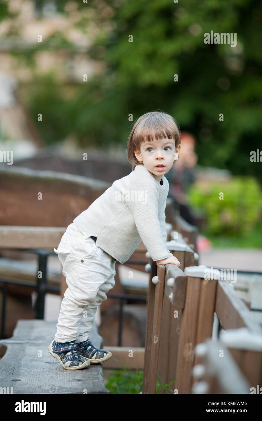 Portrait Of A Cute Blonde Enfant Aux Cheveux Longs Vetu D Un Chandail Beige Un Beau Garcon De Trois Ans Photo Stock Alamy