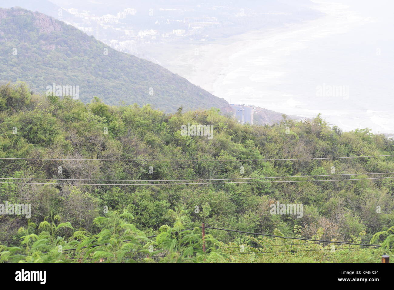 Hills Road haut Vue du haut des collines avec passage des câbles électriques. Banque D'Images