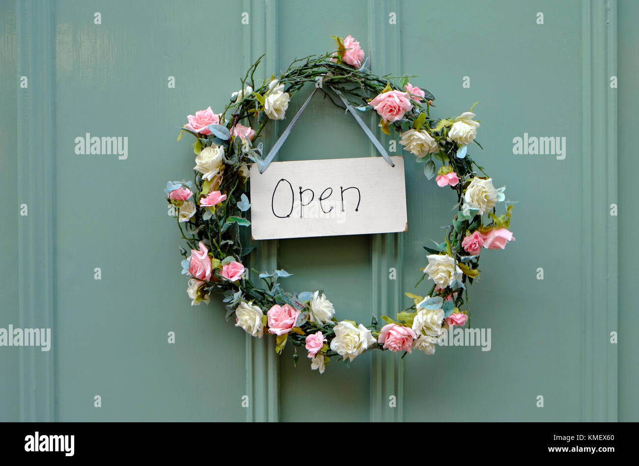 Couronne de rose et open sign sur shop porte, Norfolk, Angleterre Banque D'Images