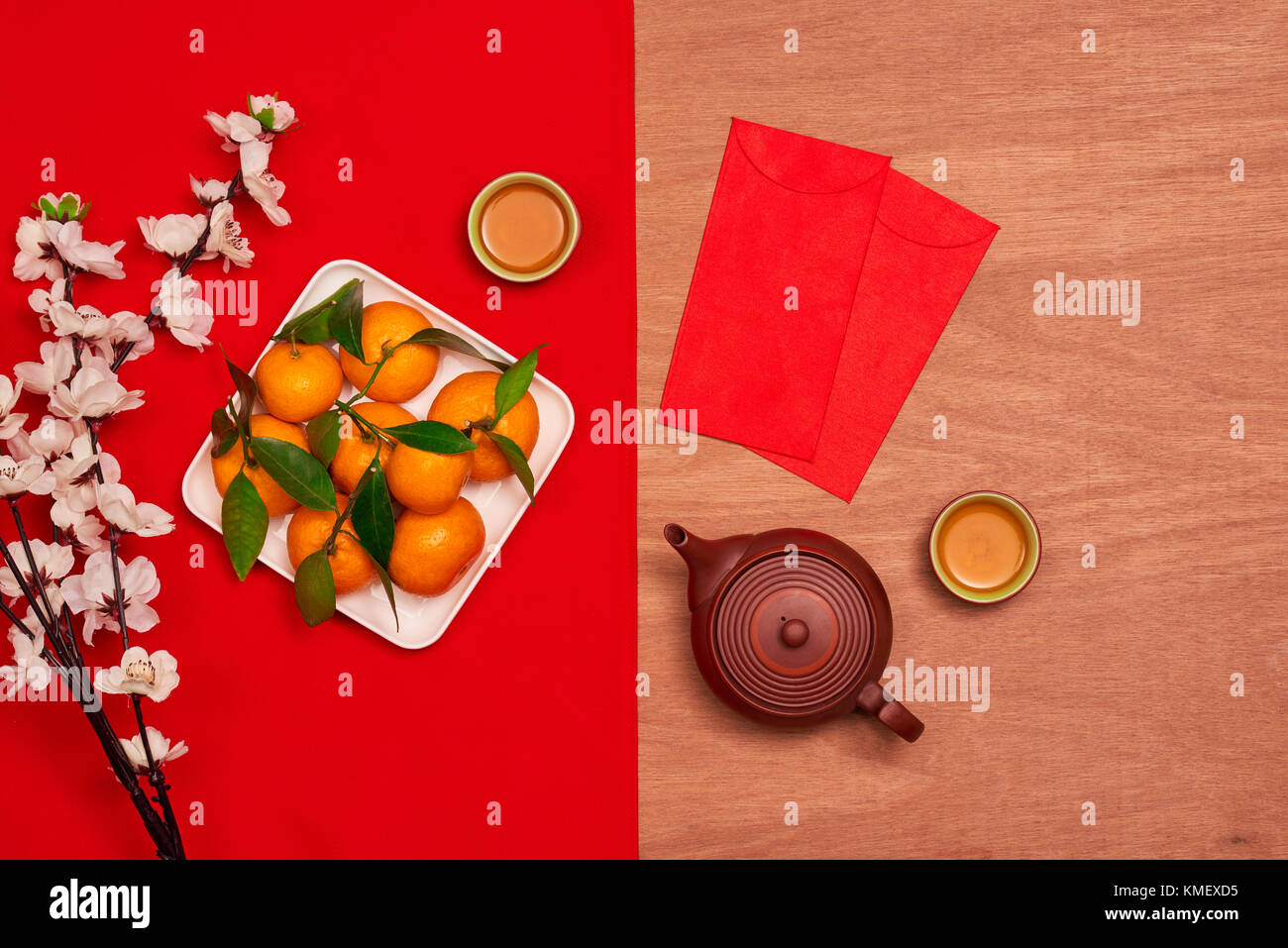 Frais d'accueil décorations de fête du nouvel an chinois historique concept.mélanger divers accessoire indispensable sur grunge moderne table brown house office 24 Banque D'Images