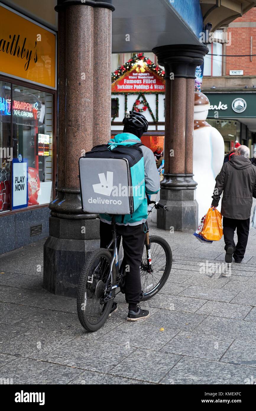 Deliveroo cycliste en attente dans le centre-ville de Nottingham en Angleterre UK Banque D'Images