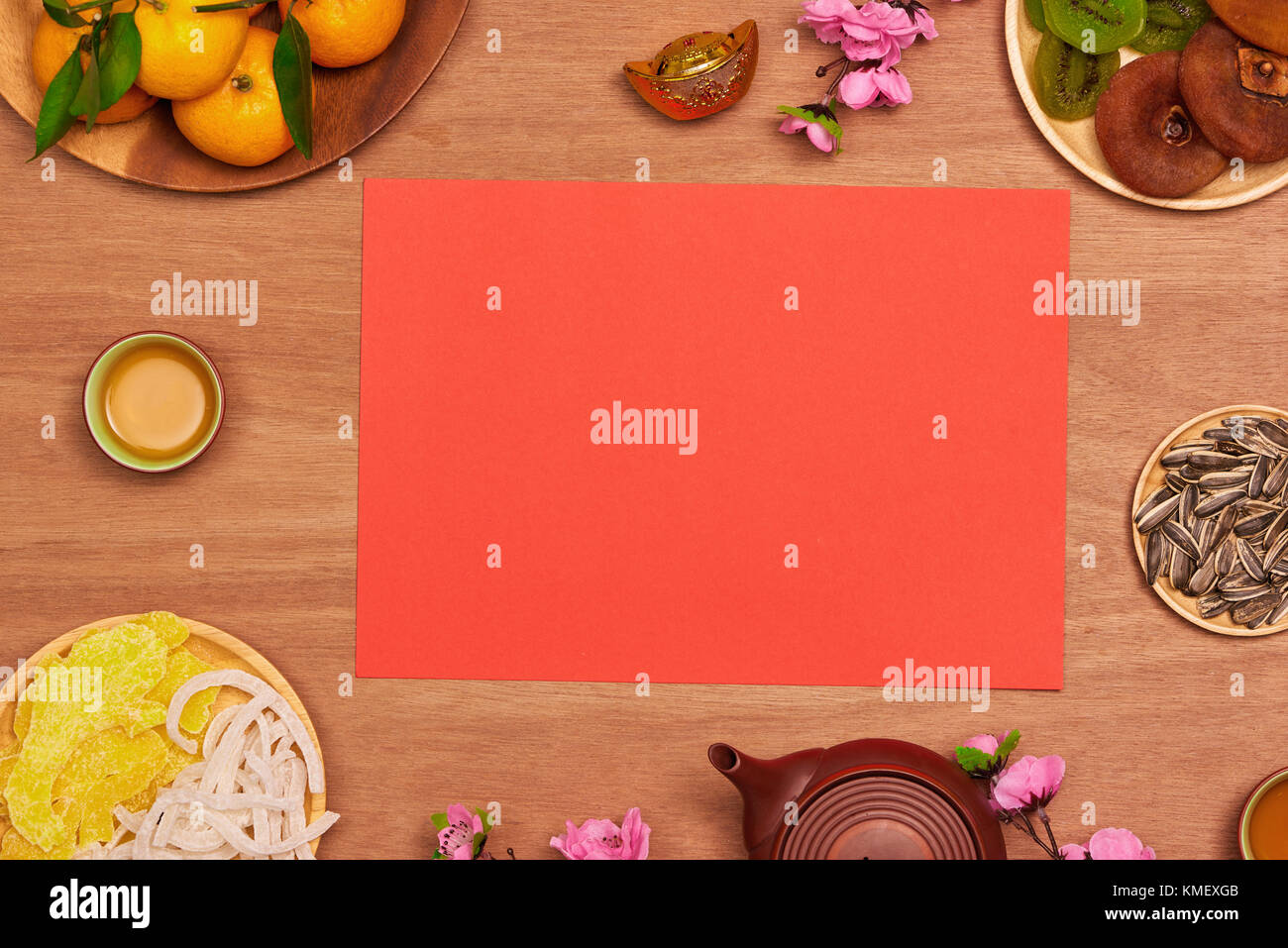 Haut afficher les accessoires le festival du Nouvel an chinois.décorations,orange,feuilles,panier Bois de prunier,paquet rouge sur fond de bois de la table avec l'exemplaire de l'espace. Banque D'Images