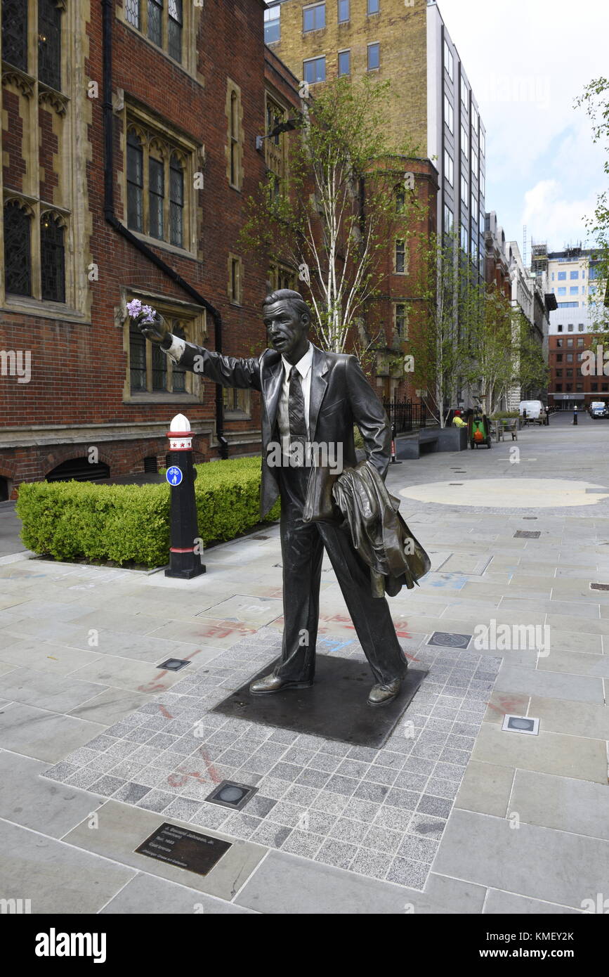 Par Taxi J Seward Johnson, Jr., 1983, une statue en bronze moulé. Il est situé à John Carpenter Street à Blackfriars, Londres, Angleterre, Royaume-Uni. À partir de l'JPMorga Banque D'Images