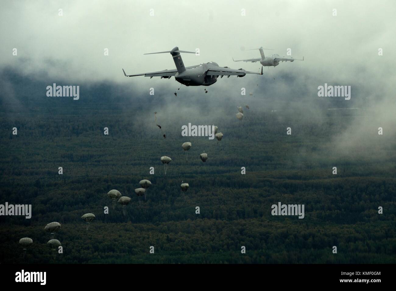 Les soldats de l'US air force paratrooper déployer leur parachute après avoir sauté d'U.S. Air force C-17 Globemaster III sur l'aéronef de transport malemute drop zone lors de la constitution d'une base commune d'Elmendorf-richardson 25 août 2017 près d'Anchorage, Alaska. (Photo de Javier Alvarez par planetpix) Banque D'Images