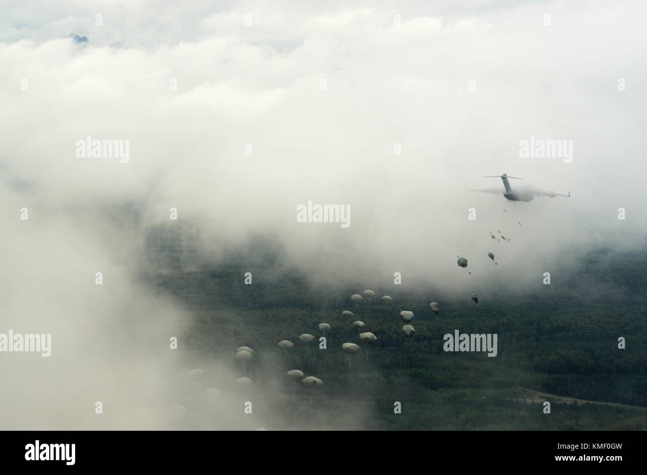 Les soldats de l'US air force paratrooper déployer leur parachute après avoir sauté d'U.S. Air force C-17 Globemaster III sur l'aéronef de transport malemute drop zone lors de la constitution d'une base commune d'Elmendorf-richardson 25 août 2017 près d'Anchorage, Alaska. (Photo de Javier Alvarez par planetpix) Banque D'Images