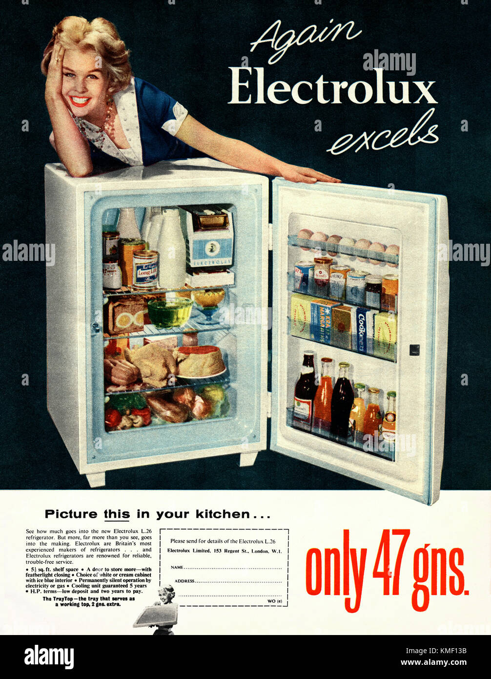 Ancienne publicité pour un réfrigérateur Electrolux. Il est apparu dans un  magazine publié au Royaume-Uni en 1959. La photographie dispose d'une  épouse et d'un réfrigérateur bien rempli. Electrolux AB est une  multinationale