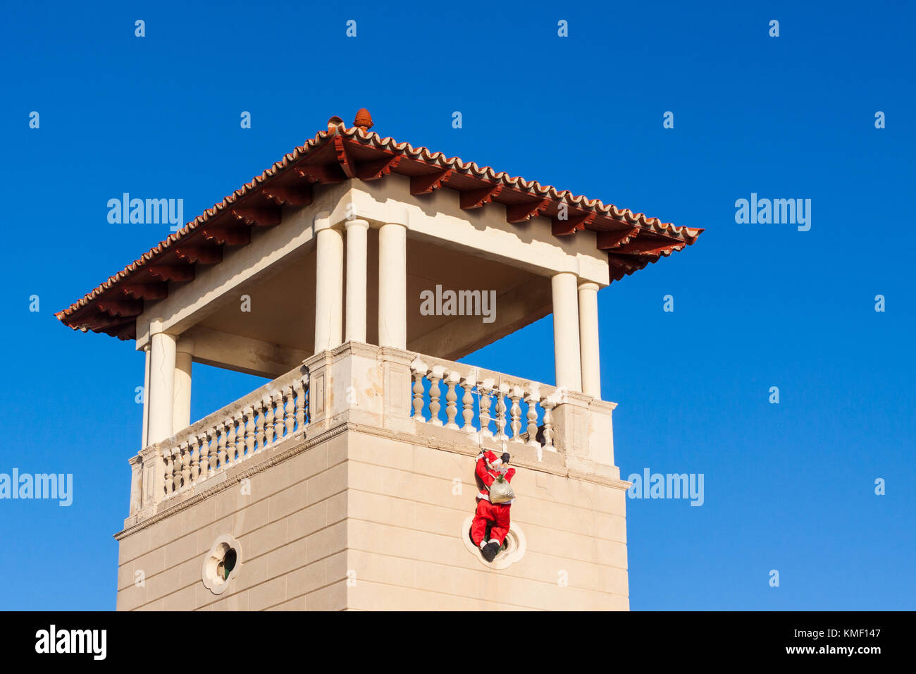 Santa Claus (Papa Noel), grimpant le long du mur. Palma, Majorque, Espagne Banque D'Images