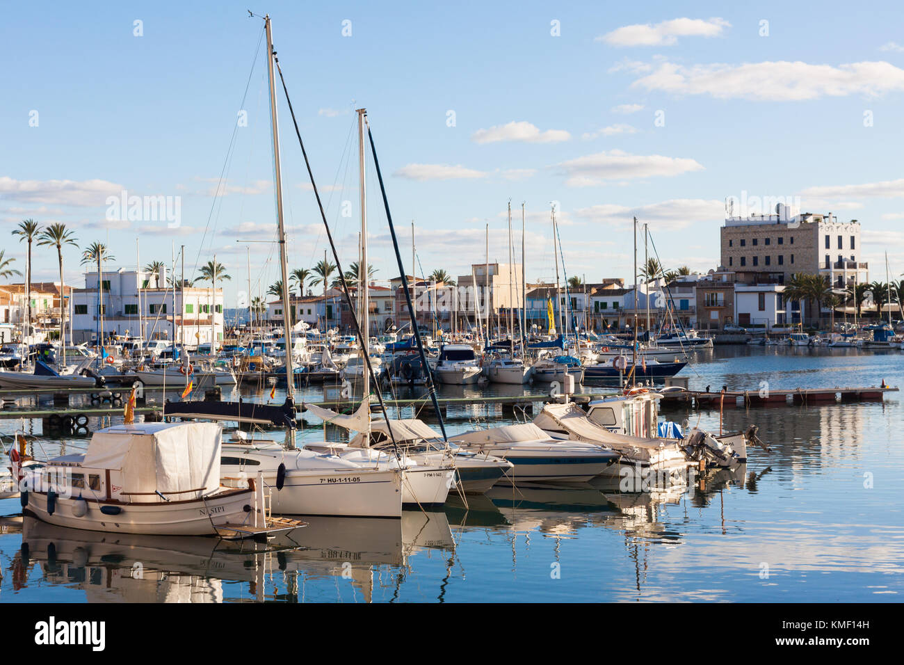 PALMA, ESPAGNE - décembre 6, 2017 : The Portixol marina avec bateaux et de petits bateaux disponibles Banque D'Images