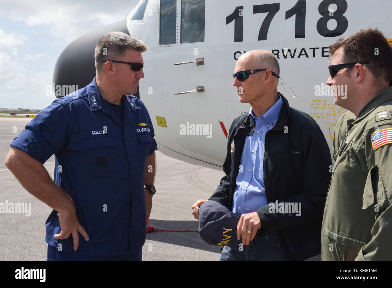 L'atlantique de la US Coast Guard commander Karl Schultz (à gauche) s'entretient avec les États-Unis florida governor Rick Scott avant qu'une conférence de presse sur les conséquences de l'ouragan irma à la Coast Guard Air Station miami Le 11 septembre, 2017 à Yonkers, New York. (Photo de po1 mark barney via planetpix) Banque D'Images