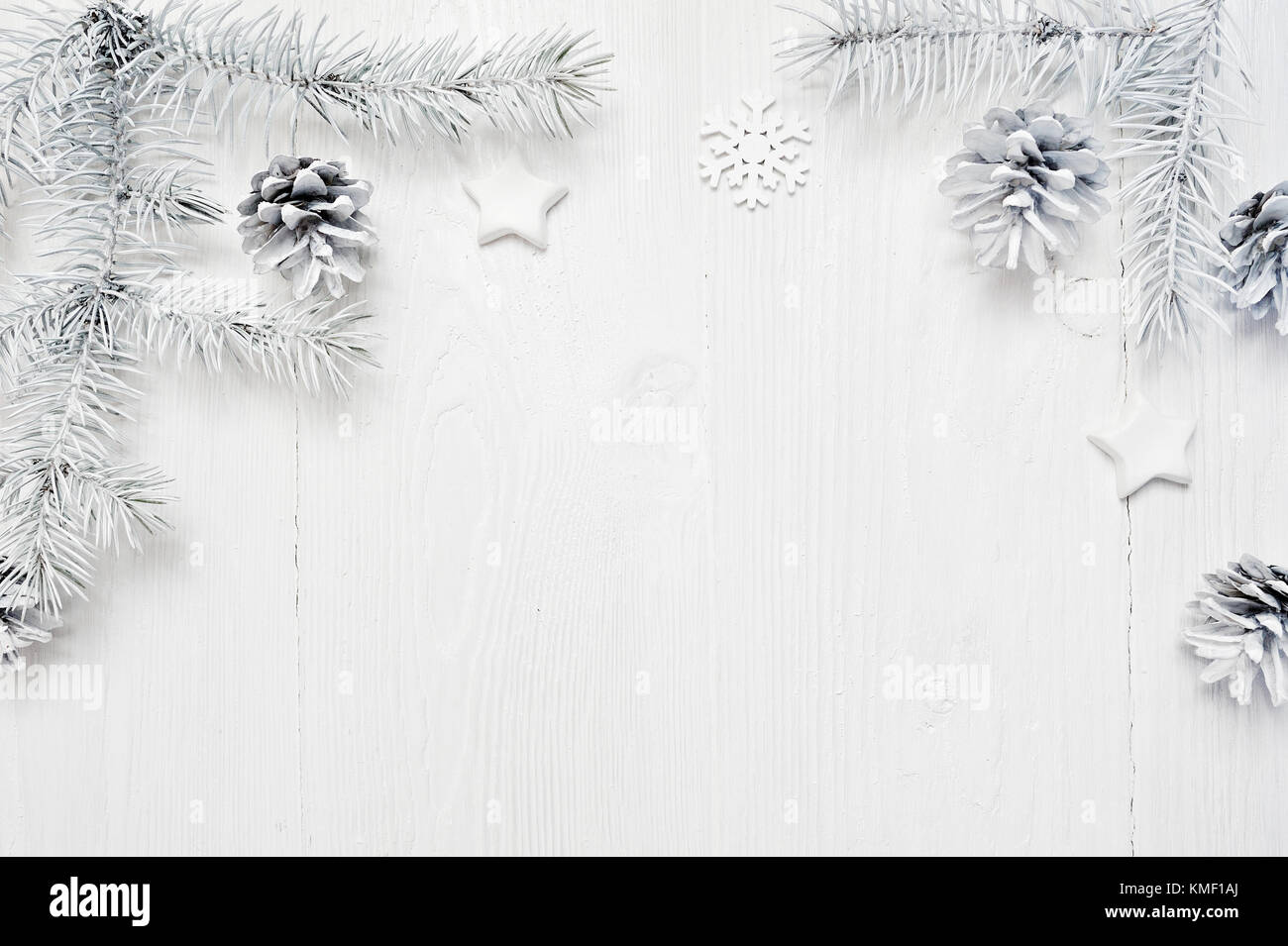 Cadre de noël maquette des branches d'arbre blanc sur fond de bois blanc à la frontière, avec l'espace pour votre texte Banque D'Images