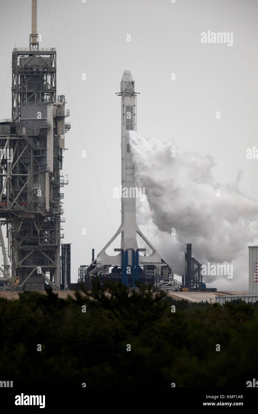 Les évents de vapeur d'oxygène liquide à partir d'une fusée spacex falcon 9 au cours de la pré-lancement chargement de propergol au NASA Kennedy Space Center complexe de lancement 39A, 1 juin 2017 à Merritt Island, en Floride. La fusée est prévue pour stimuler un dragon spacecraft capsule à la station spatiale internationale pour la mission de ravitaillement commerciaux crs-11. (Photo de Kim shiflett par planetpix) Banque D'Images