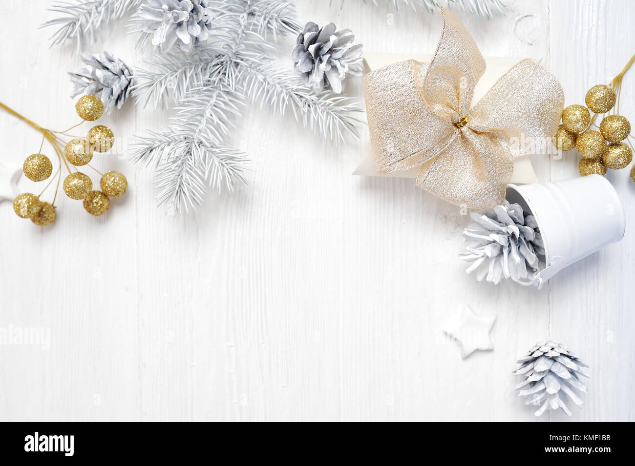 Cadeau de Noël maquette et bow or tree cone, flatlay on a white background, avec place pour votre texte Banque D'Images