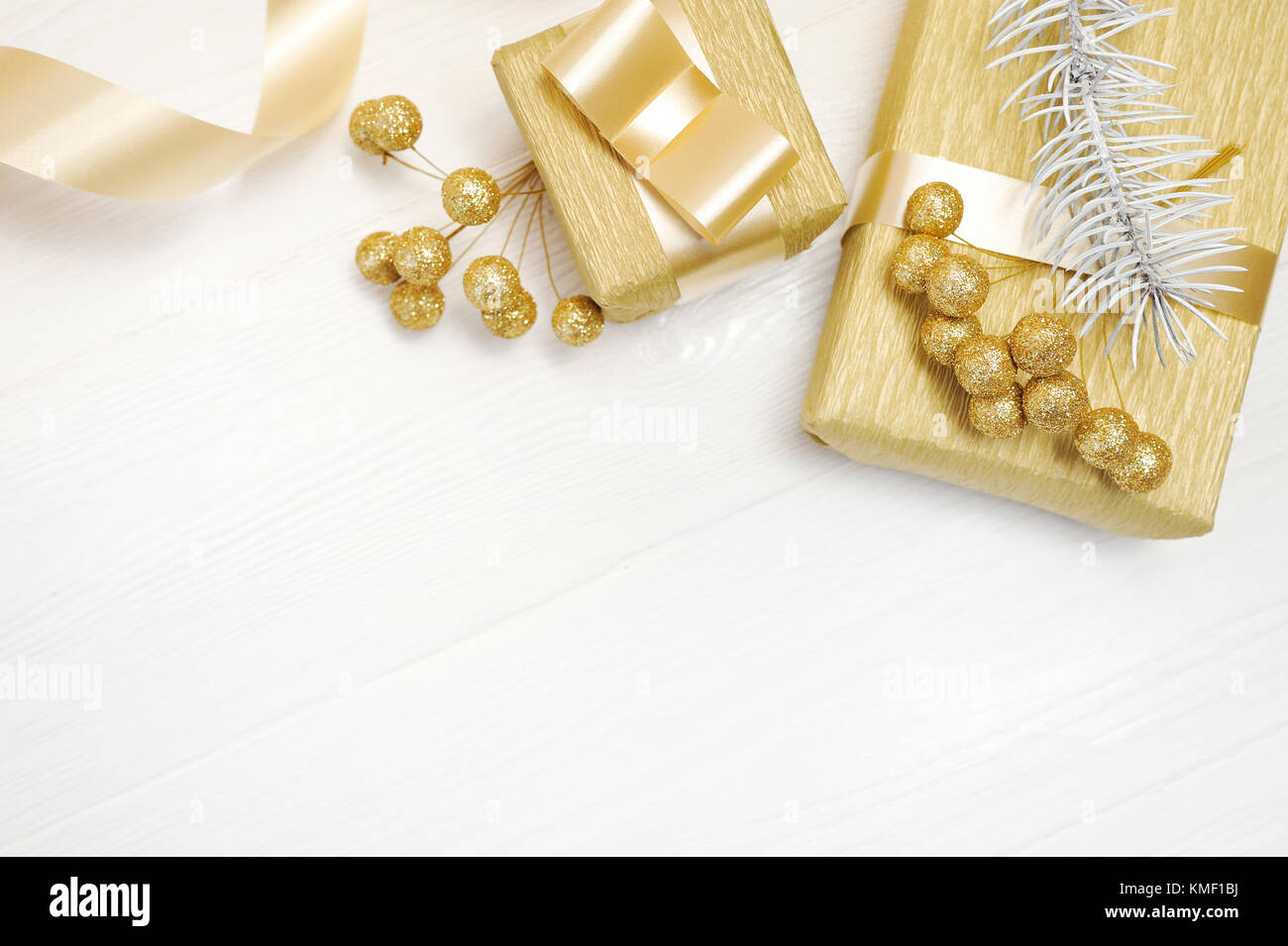 Cadeau de Noël maquette et ruban bow gold tree cone, flatlay on a white background, avec place pour votre texte Banque D'Images