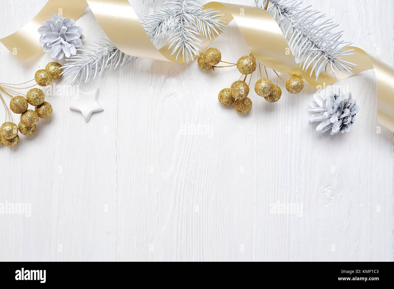 Cadeau de Noël maquette et ruban bow gold tree cone, flatlay on a white background, avec place pour votre texte Banque D'Images