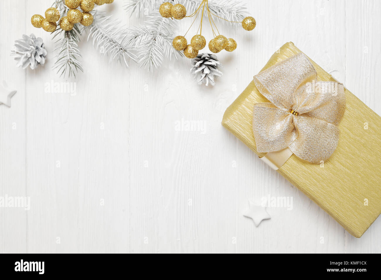 Cadeau de Noël maquette et bow or tree cone, flatlay on a white background, avec place pour votre texte Banque D'Images