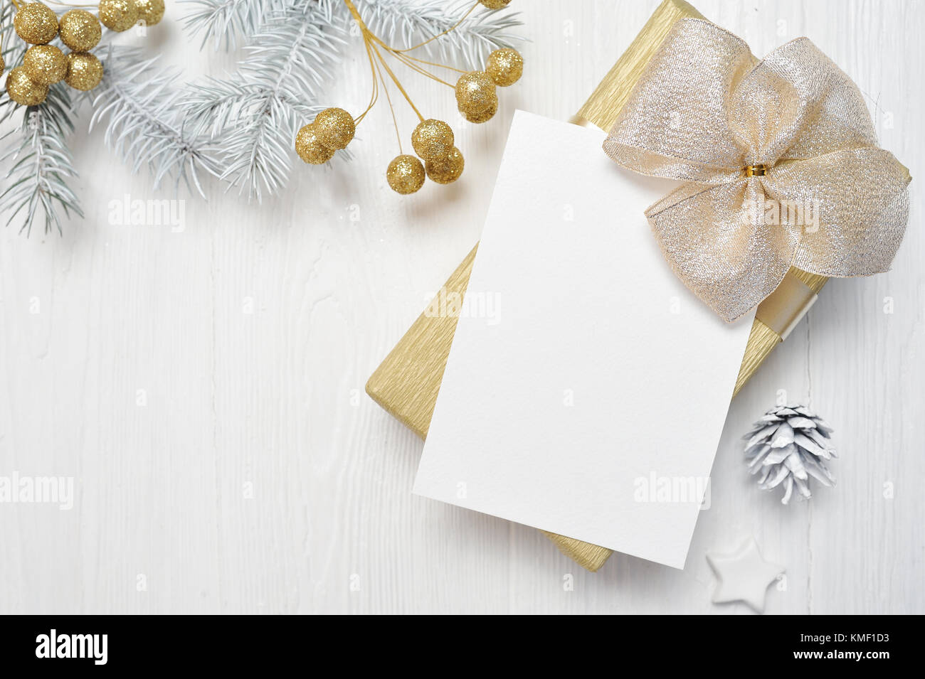 Cadeau de Noël maquette et bow or tree cone, flatlay on a white background, avec place pour votre texte Banque D'Images