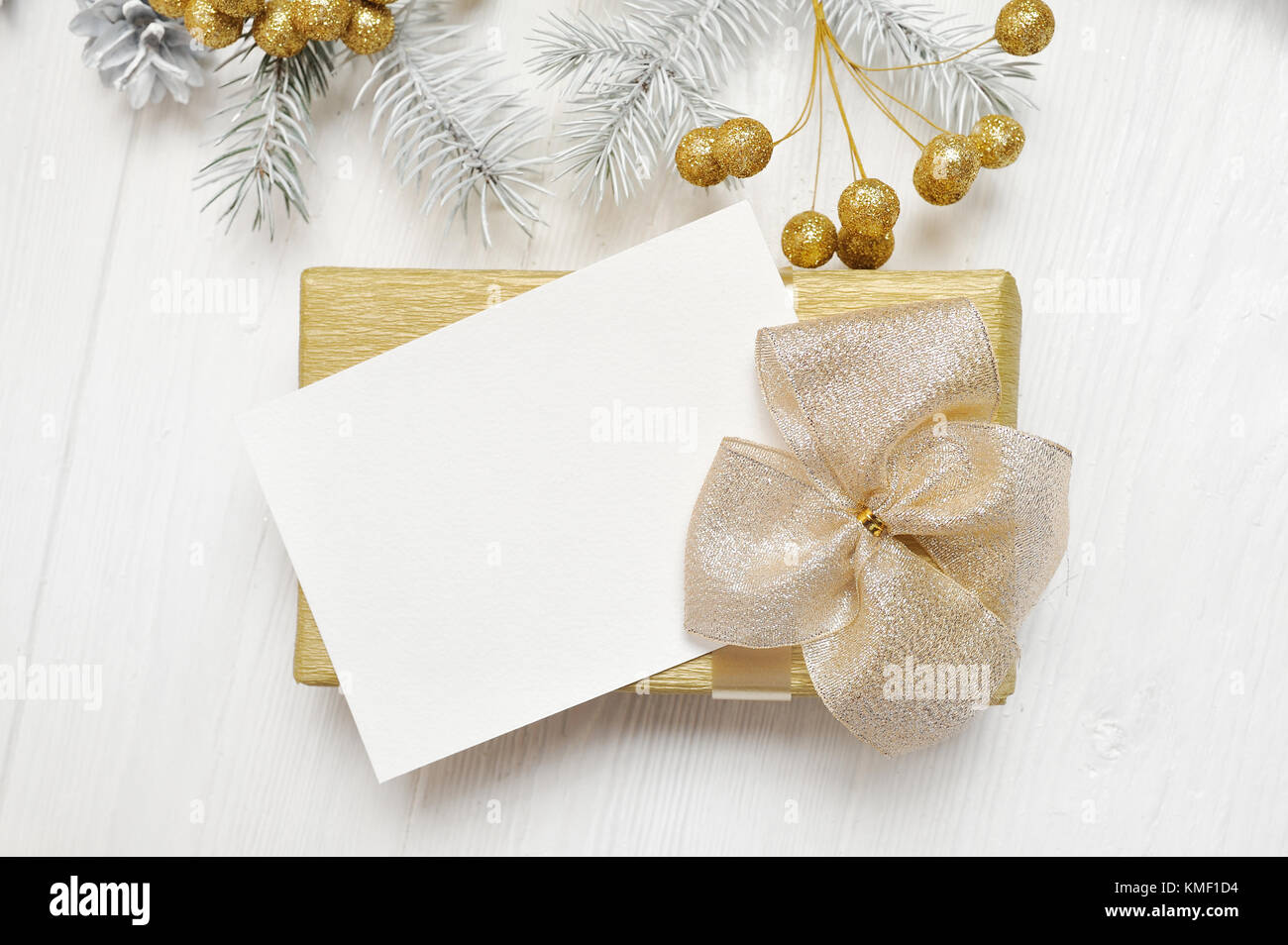 Cadeau de Noël maquette et bow or tree cone, flatlay on a white background, avec place pour votre texte Banque D'Images