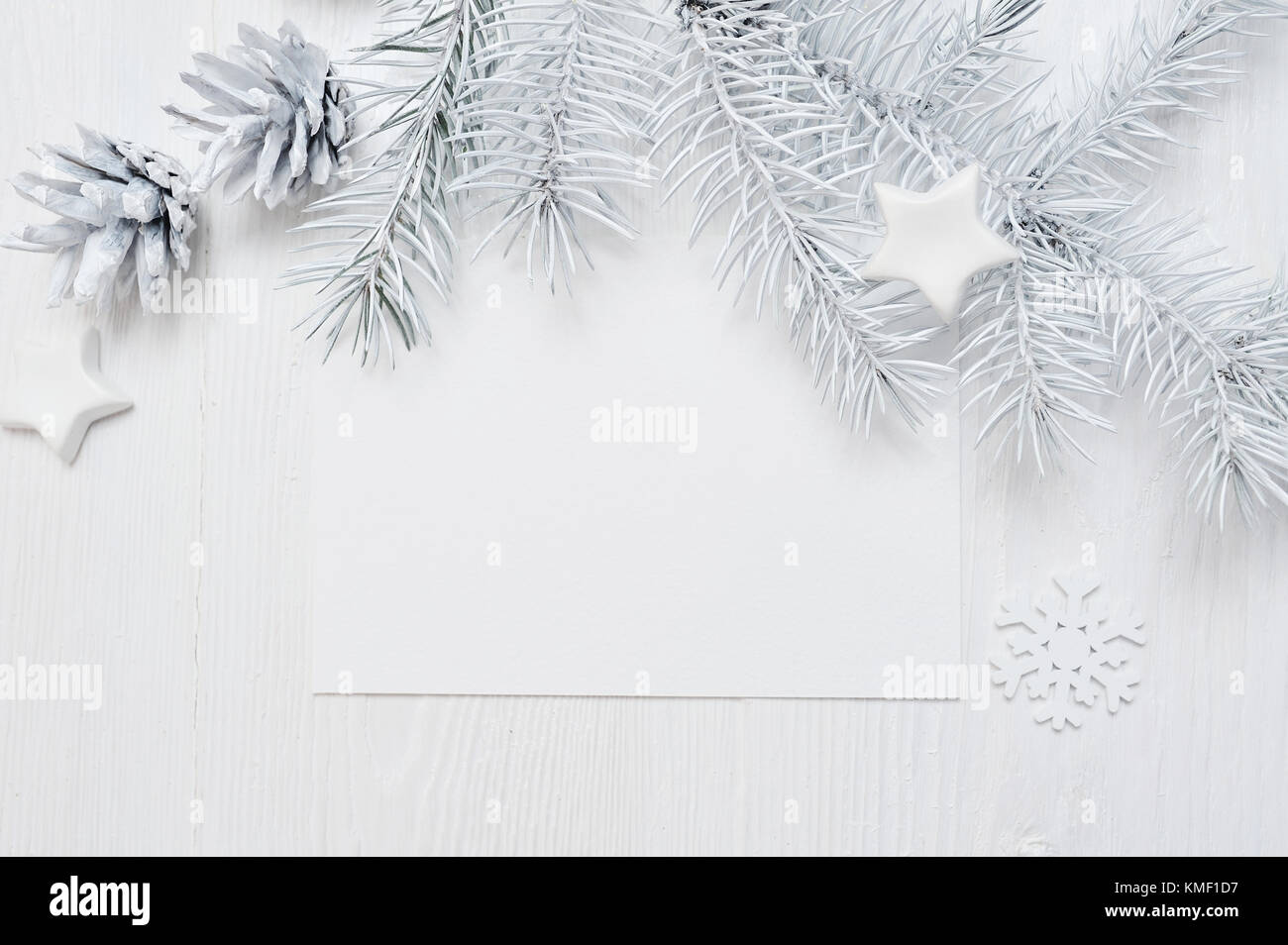 Cadre de noël maquette des branches d'arbre blanc sur fond de bois blanc à la frontière, avec l'espace pour votre texte Banque D'Images