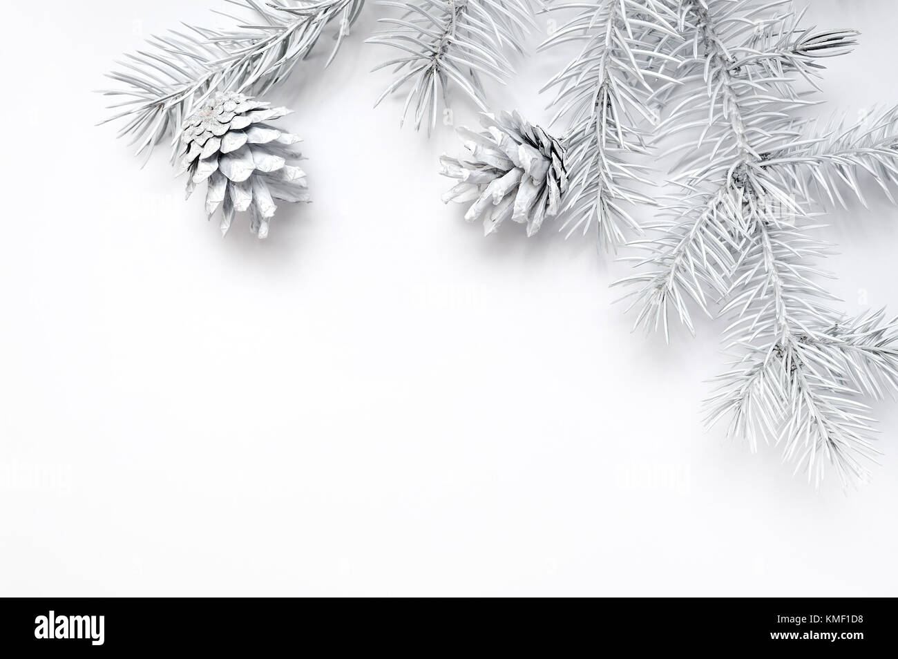 Cadre de noël maquette des branches d'arbre blanc sur fond de bois blanc à la frontière, avec l'espace pour votre texte Banque D'Images