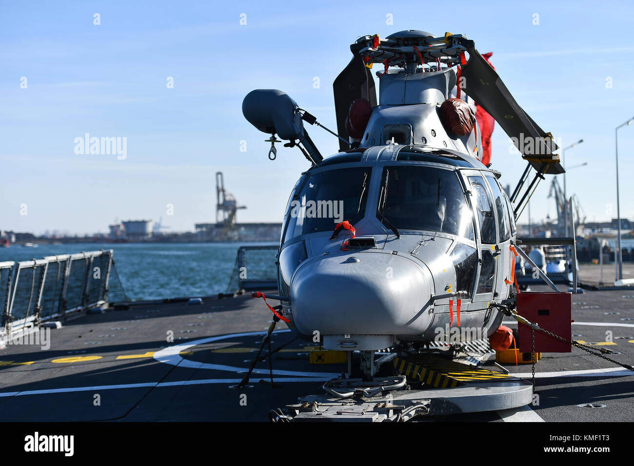 Helicopter garé sur une plate-forme d'une frégate de guerre Banque D'Images