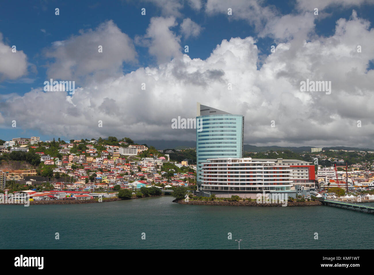 Ville sur la côte de la mer et des nuages. Fort-de-France, Martinique Banque D'Images