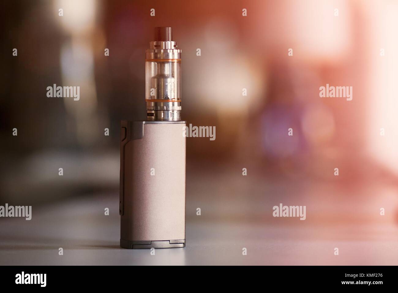 Vape, cigarette lectronique. arrire-plan flou. fumeurs populaires gadget pour les gens qui dsirent cesser de fumer des cigarettes en nicotine et commencer vaping-gl Photo Stock - Alamy Vape, cigarette lectronique. arrire-plan flou. fumeurs populaires gadget pour les gens qui dsirent cesser de fumer des cigarettes en nicotine et commencer vaping-gl Photo Stock - Alamy