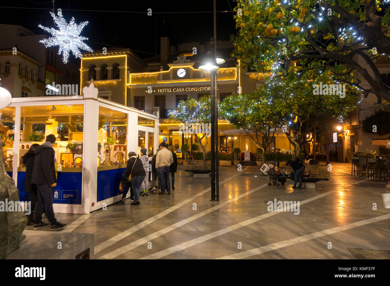 Casa Consistorial. Hôtel décoré avec des lumières de Noël, crèche, Belén et à l'avant, Fuengirola, Costa del Sol, Andalousie, espagne. Banque D'Images