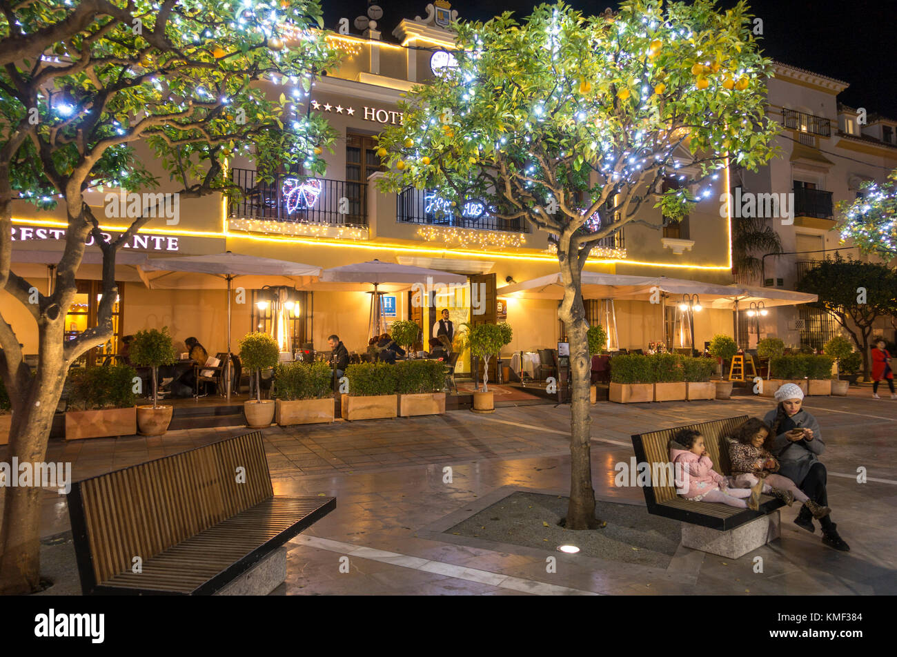 Casa Consistorial. Hôtel décoré avec des lumières de Noël, Fuengirola, Costa del Sol, Andalousie, espagne. Banque D'Images