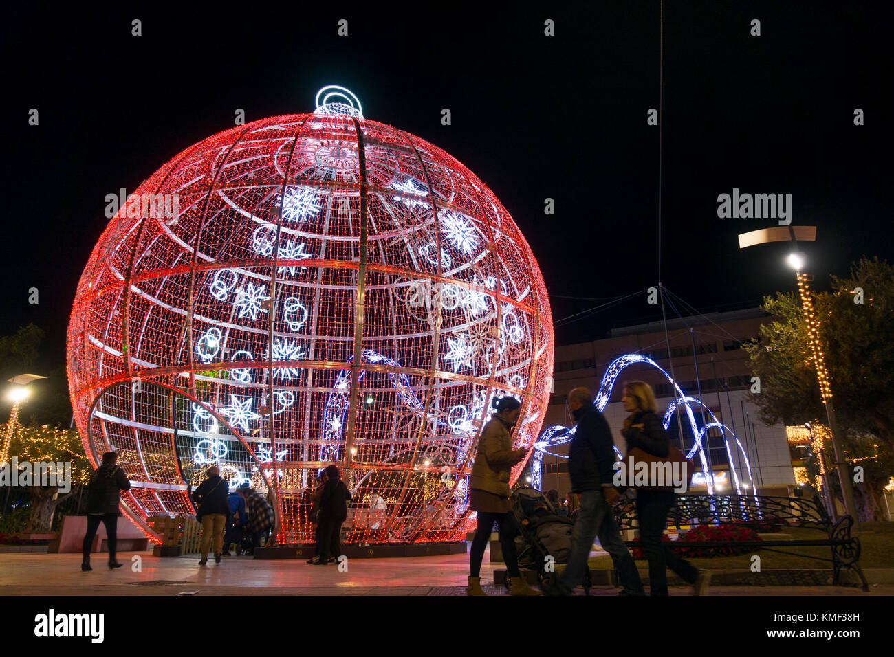 Boule de Noël géant, Boule de Noël, lumières de Noël dans le centre de Fuengirola, l'Andalousie, espagne. Banque D'Images