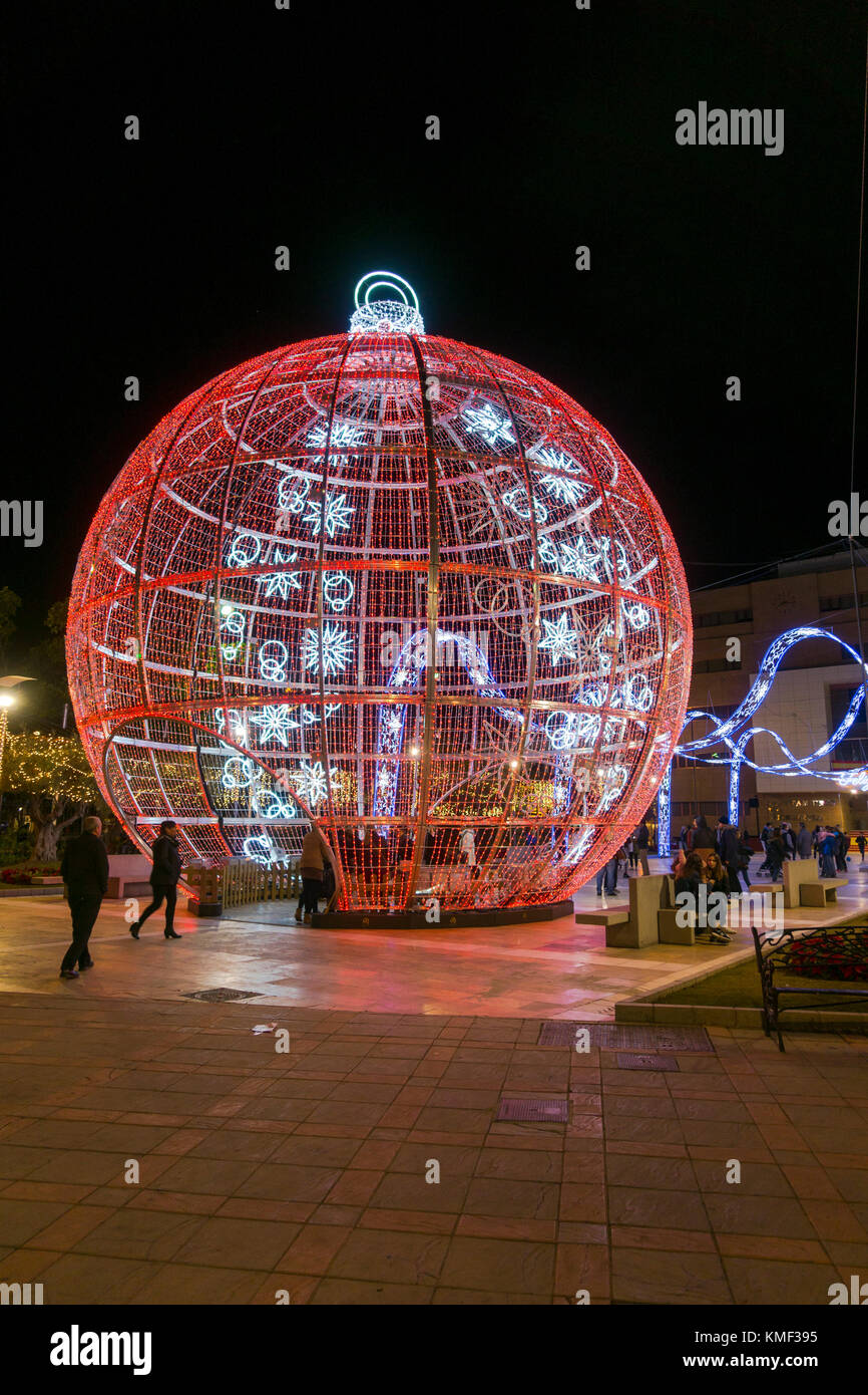 Boule de Noël géant, Boule de Noël, lumières de Noël dans le centre de Fuengirola, l'Andalousie, espagne. Banque D'Images